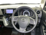 運転席まわりです。 各操作スイッチは使いやすい位置に配置されてます。