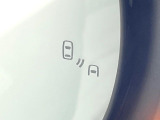 【ブラインドスポットモニター】走行中、ドアミラーの死角になりやすい箇所に後続車が接近するとサイドミラー付近に警告を表示、ドライバーに注意喚起をしてくれます。