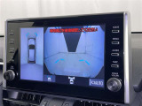 パノラミックビューモニターを装備。駐車場や交差点でクルマを真上から見るように周囲を確認できます。機能の詳細は販売店スタッフまでおたずねください。