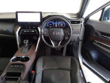 革巻きステアリングで快適な操作性の運転席です。