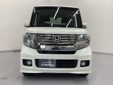 自社整備工場で点検整備をおこなってからお渡ししています。車検が残っている場合は『12ヶ月点検整備』を、車検整備付きの場合は『車検整備』をおこないます。整備費用は車両本体価格に含まれています。
