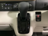 CVT車のセレクトレバーです。低速から高速まで、変速ショックのないスムーズな走りと、エンジン効率のよい領域を維持して燃費にも貢献します。サイドブレーキはスイッチ操作の電子制御パーキングブレーキです。