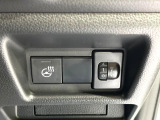 【ステアリングヒーター】冬場に冷たくなりやすい革巻きステアリングを、スイッチ一つで素早く適温に!エアコンよりも早く温まってくれるので、寒い日の運転も快適になりますね♪