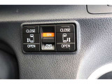 スライドドアの開閉は、ドアハンドルはもちろん運転席からのスイッチ操作でも可能です。お子様の送迎時の乗り降りも一段と楽になります。
