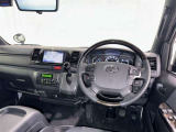 運転席まわりです。 各操作スイッチは使いやすい位置に配置されてます。