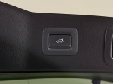 【パワーバックドア】スマートキーや運転席のボタンを押すだけでリアゲートが自動で開閉します!荷物を持っている時や、高い位置にあるバックドアを閉める際に便利な機能です♪