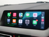 【アップルカープレイ】iPhoneがBMW車両とワイヤレスで接続されます。Apple CarPlayでは、オーディオストリーミングやメッセージングアプリがディスプレイに表示されます。