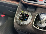 【オートエアコン】「AUTO」スイッチを押すだけで、冷暖房の切り替えや風量、吹き出し口の調整などを自動で行います。