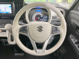 インテリアに合わせたデザインのステアリングは、運転される方のことも考え、運転しやすい形状、大きさです。是非一度、実際に触ってお確かめください。