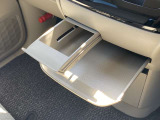 インストセンターロアBOX・グローブBOX・カップホルダー付きインストセンタースライドトレイ等、車内に持ち込んだ小物やドリンクが片付く収納も充実です。