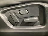 運転席にはパワーシートを装備!シート位置を記憶するメモリー機能付きなのでご夫婦で2名分セットすると便利です♪