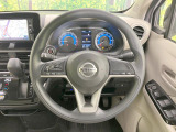 インテリアに合わせたデザインのステアリングは、運転される方のことも考え、運転しやすい形状、大きさです。是非一度、実際に触ってお確かめください。