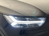 【LEDヘッドライト】ハイビームを先行車や対向車にあてず、その両サイドではハイビーム照射を維持。見える範囲が段違いに広くなりました。北欧神話に登場するトールハンマーをモチーフにデザイン。