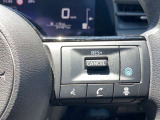 【プロパイロット】高速道路でアクセル、ブレーキ、ステアリング操作をクルマがサポート。高速走行におけるドライバーの負担を軽減します。その下には、携帯電話用ハンズフリースイッチが並びます。