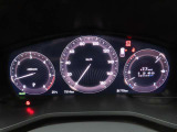 CX-80のメーター部です。車格に見合った美しいグラフィックデザインでありつつも華美な装飾を避け、必要な情報を瞬時に読み取れる様デザイン・配置されています。