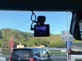 ユピテルの前後2カメラドライブレコーダーが付いています。本体カメラがコンパクトで気にならない大きさです。