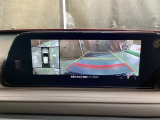 狭い場所での駐車やすれ違いなどでより的確な運転操作に役立つ360&deg;ビューモニターが装備されています。
