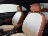 ベージュとブラウンのツートーンでコーディネートした専用シートで、シートヒーター(運転席助手席)付き