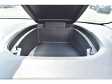 運転席前にも実用的な収納スペースを備えています