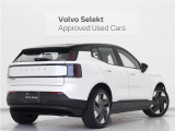 【ドア・オープニング・アラート】EX30には、自車後方から接近するサイクリストを検知し、ドライバーや乗員が不用意にドアを開けて進路を妨害してしまう事態を防止する、先進の安全機能が搭載されています。