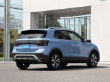 斜め後ろからのイメージになります。はっきりとしたボディラインが、出勤時などお車を動かす時から所有感を高めてくれます!