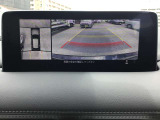 360&deg;ビューモニターでは前後左右4つのカメラ映像をさまざまな走行状況に応じて切り替えてセンターディスプレイに表示することで、駐車時や狭い道でのすれ違い時、見通しの悪い交差点進入時でも安心感を高めます