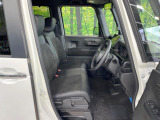 運転席まわりには十分なスペースがあり、大柄な方でもゆったり運転していただける環境です。
