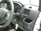 運転席側にも便利なドリンクホルダー付いています。