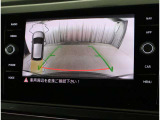 ★ギアをリバースに入れることで後方車両、ガイドラインが表示され安全確認のサポートをします★