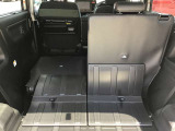 リヤシートを倒すと大きな荷物も搭載可能です。