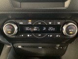 空調スイッチ類は最近流行のタッチパネル式ではなく、運転中でも直感的に操作できるダイヤル式を採用しております。