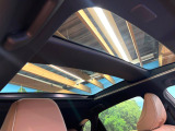 【ガラスルーフ】ガラスルーフ搭載で車内の解放感が一気にアップ!開放的なドライブをお楽しみいただけます。