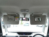 運転席にサンバイザー裏にはバニティミラーが備わっていますので、車の外に出る前にパパッと身だしなみをチェックすることができて便利ですよ♪