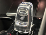 【オレフォス社製クリスタル・シフトノブ】高い存在感を放つクリスタルのシフトノブは一部グレードのみに装備される特別なアイテム。スウェーデン南部のクリスタルガラスメーカー、オレフォス社による製造。