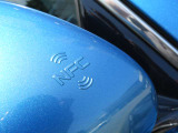 【NFCカードキー】 NFCカードキーを運転席側ドアミラーにかざすと、ドアの開錠/施錠が可能。そのまま乗車して車両始動も可能です。(※SEALを除く)様々なアクティビティ時に大活躍します。