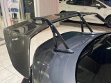 【カーボンリヤスポイラー】スポーツカーらしさがグッと引き立つ大型リヤスポイラーを装着♪高速走行時のスタビリティ(走行安定性)向上に役立ちます。