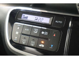 フルオートエアコンが装備されています!お好みの温度設定をするだけでエアコンの風量やモードの切り替えを自動でコントロールしてくれます!ユーザーの操作が少なく燃費走行にもつながります!