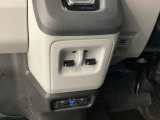 パワーウィンドウスイッチが車の中心にあるので、助手席側からも手が届きやすいですね。