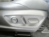 運転席のシート調整を電動で調整できます。無段階調整なので、どなたにもピッタリの調整が可能です。