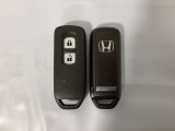 スマートキーを装備しています。鍵を差し込むことなくドアロックの開け閉めと、スタートボタン操作でのエンジンスタートができます。スペアキーも同じものを用意しております。