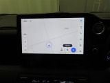 ディスプレイオーディオにナビ機能が設定されています。簡単な操作で行き先を入力することができ、音声で目的地まで案内してくれます。初めて訪れる場所も安心です。