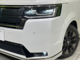 【LEDヘッドライト】悪天候や夜間走行時も良好な視界を確保し安心して運転できる高輝度LEDヘッドライトを装備!点灯速度が早く、消費電力も抑えられています。