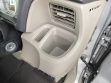 運転席と助手席にはドリンクホルダーがあります。取りやすい位置にありますからドライブも楽しくなりますね!