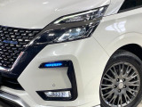 【LEDヘッドライト】悪天候や夜間走行時も良好な視界を確保し安心して運転できる高輝度LEDヘッドライトを装備!点灯速度が早く、消費電力も抑えられています。
