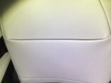 【収納】後部座席収納。散乱しがちな小物を収納するのに便利です。お子様のおもちゃやティッシュボックス、書類等様々なものの収納が可能です。