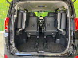 普段のお買い物や通勤、送迎等に十分な荷室スペースを確保しております。3列目を跳ね上げると、大きな荷物の積載も可能です♪