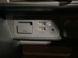 エアコンの下部にUSB端子2個とナビSD用のカードスロットをセットしております。