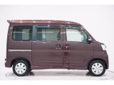 県内13店舗にて常時500台以上ダイハツ車を展示中です。見て、触って、納得のいく一台をぜひ見つけてください。