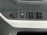 運転席のスイッチで全てのウィンドウの開閉操作を行うことができます。ロックボタンをONにしておくと、運転席以外のウィンドウは作動しないのでお子様を乗せているときなども安心ですね♪