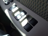 「ワンタッチで窓の開閉」パワーウィンドウですのでスイッチを押して頂くだけで窓の開閉が可能です♪
